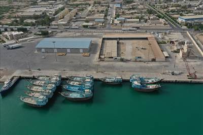 لنج‌ها کالاهای اساسی وارد می‌کنند